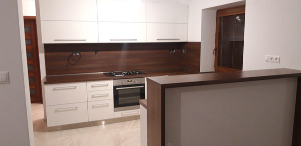 Svetlá kuchyňa s drevenými prvkami
