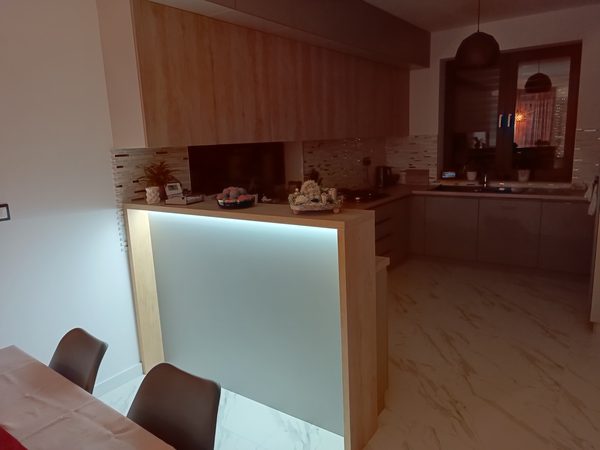 Kuchynský bar so svetlým dekorom