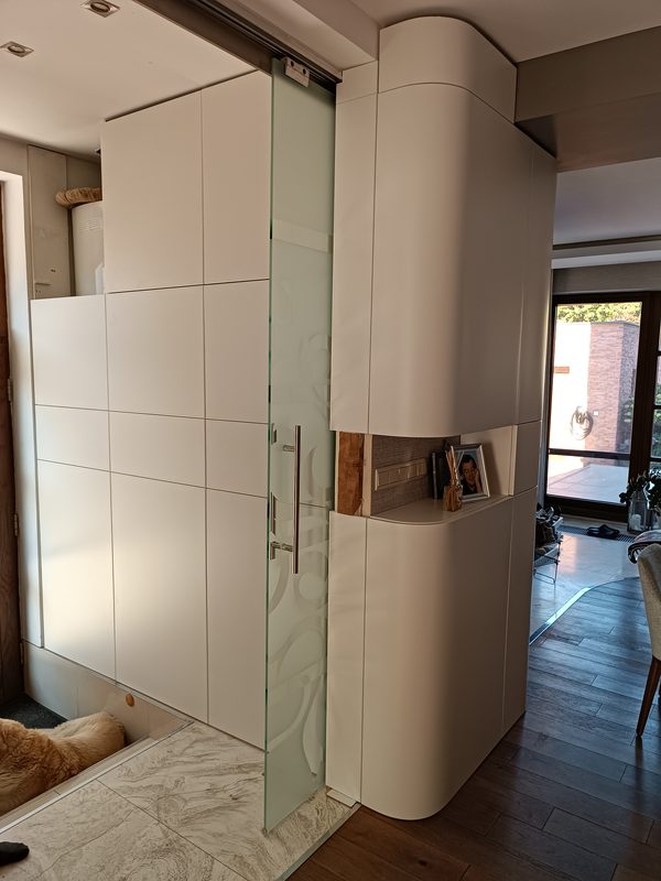 Chodba so šatnikovou skrinkou
