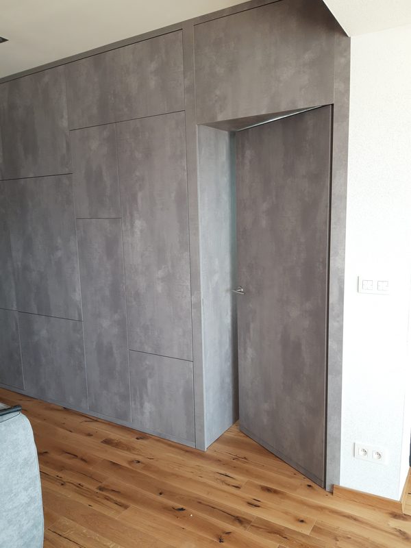 Tmavá kuchyňa s bielymi spotrebičmi