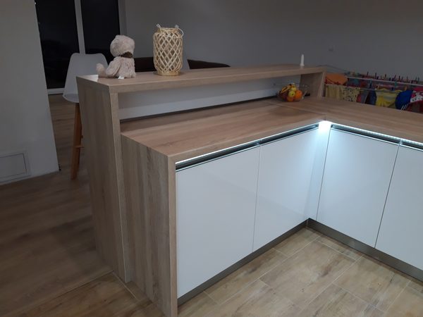Obývačka s TV stenou a lampou
