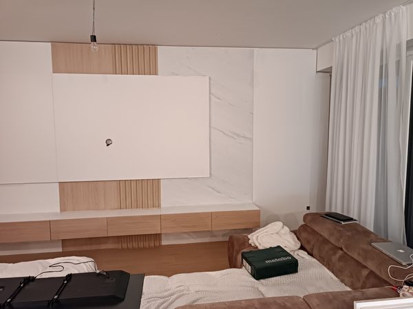 Obývačka s TV stenou a pohovkou