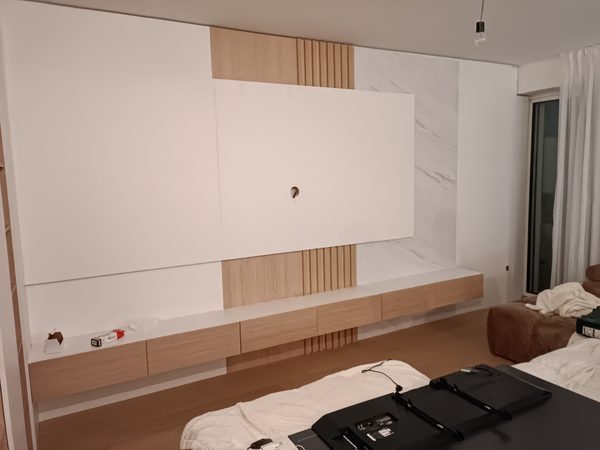 Obývačka s osvetlenou TV stenou