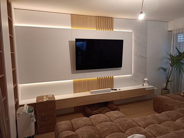 TV stena v celej šírke miestnosti