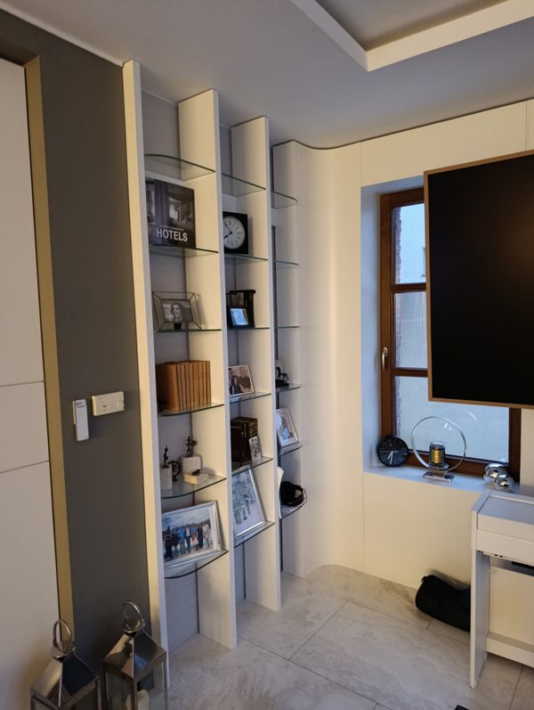 Vstavaná skriňa v chodbe