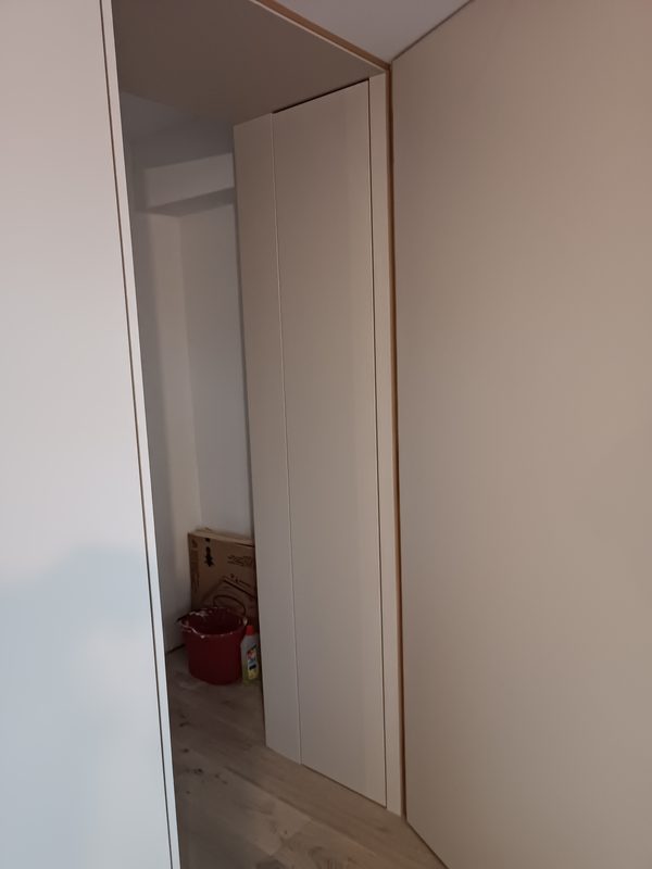 Moderné schodisko s bielym zábradlím