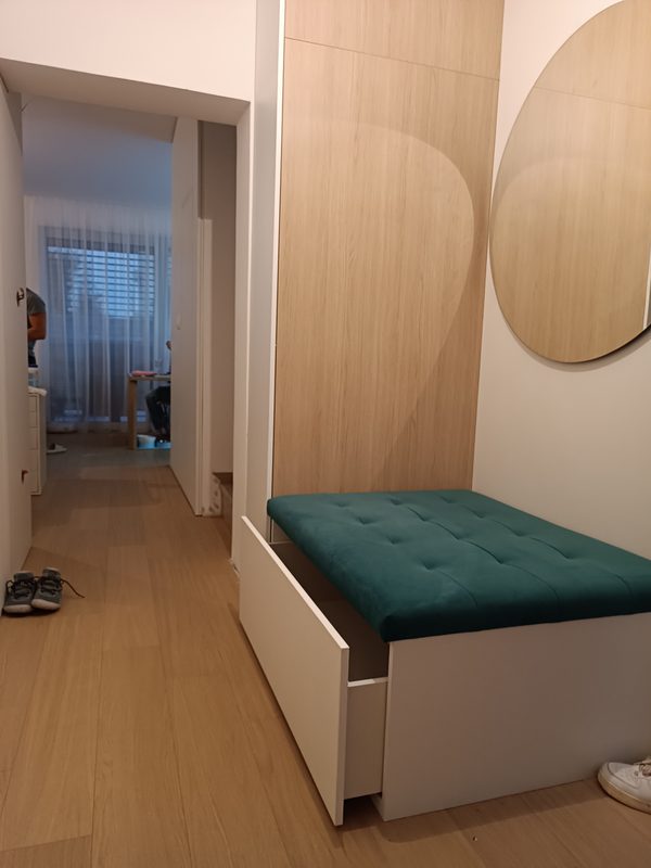 Chodba so šatnikovou skrinkou