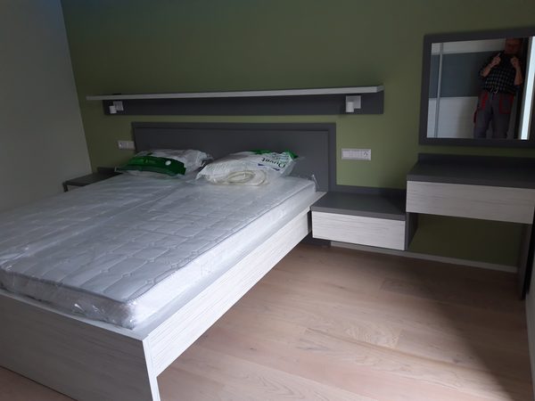 Posteľ s nočnými stolíkmi a toaletkou