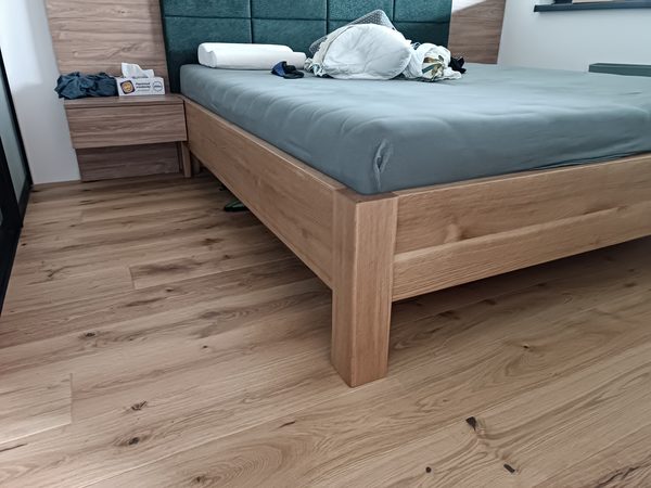 Masívna drevená posteľ
