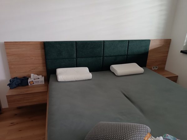 Posteľ z prírodného dreva